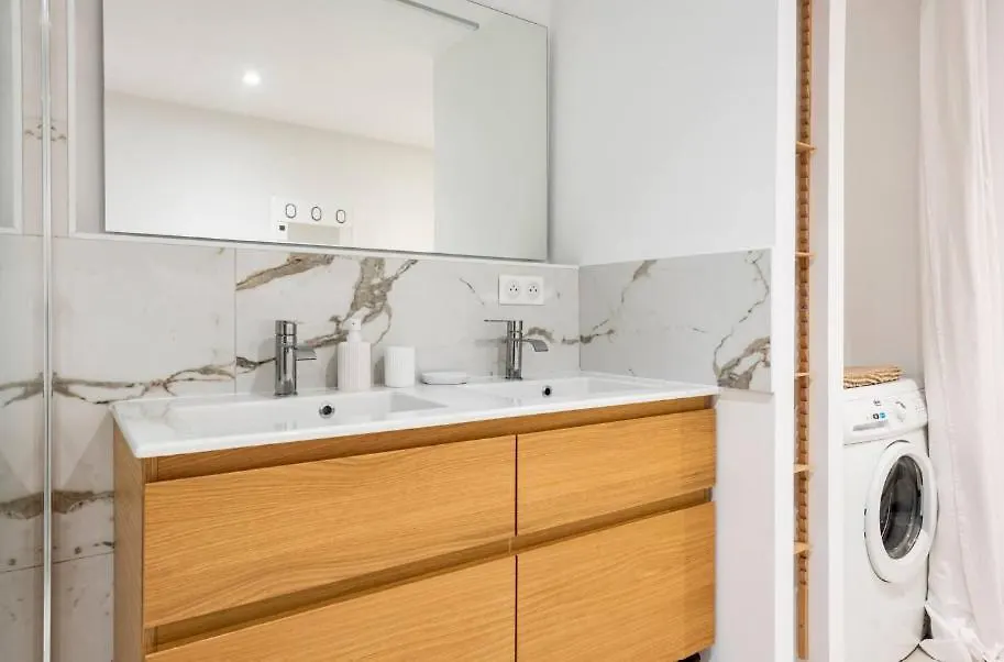 Apartment Ferienwohnung {St Fee Sur Les Toits} * Plein Centre Marseille * Clim